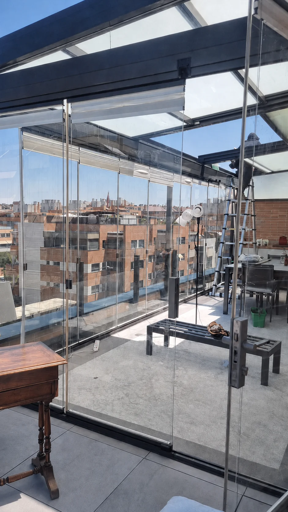 Limpieza de cristalera acristalada en altura en un edificio urbano