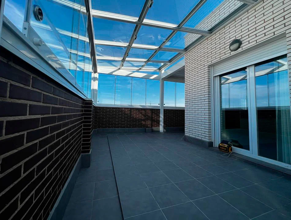 Limpieza de cristales en un ático con terraza