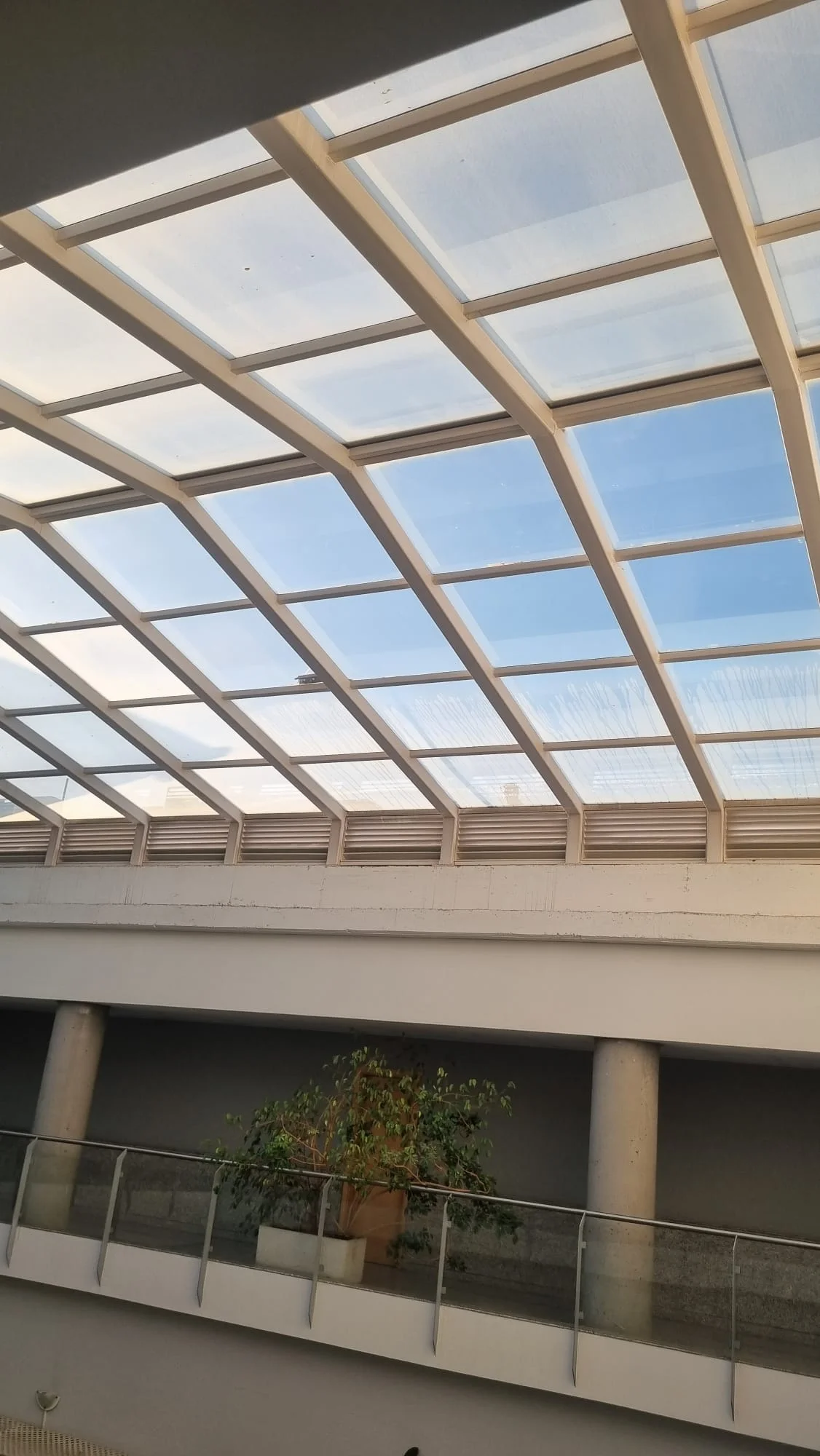 Fachada acristalada de edificio moderno con ventanas limpias